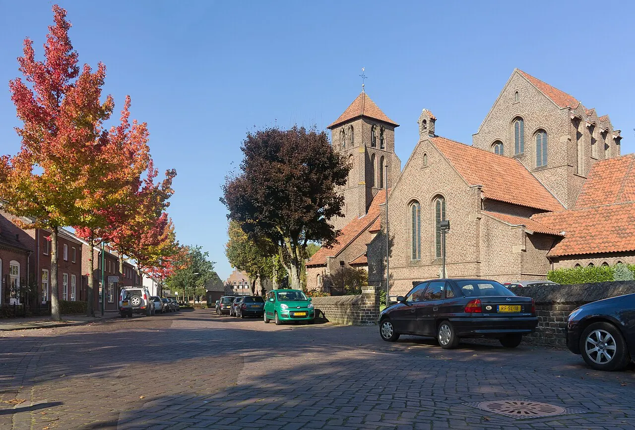 Bakstenen kerk in een straat in Beek en Donk