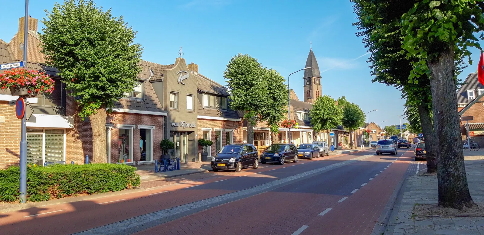 Winkelstraat met kerktoren in Boekel