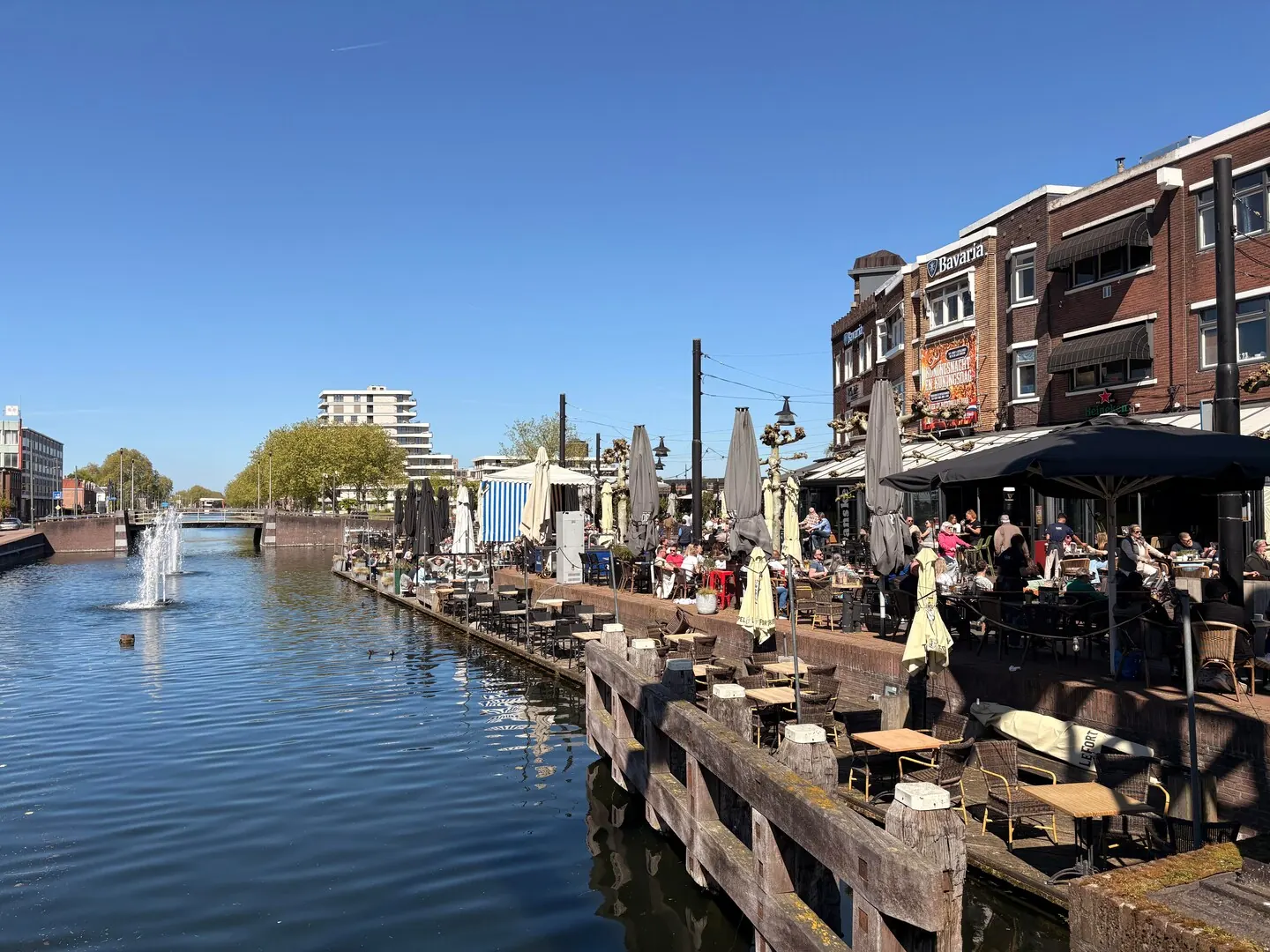 Terrassen langs het kanaal in het centrum van Helmond
