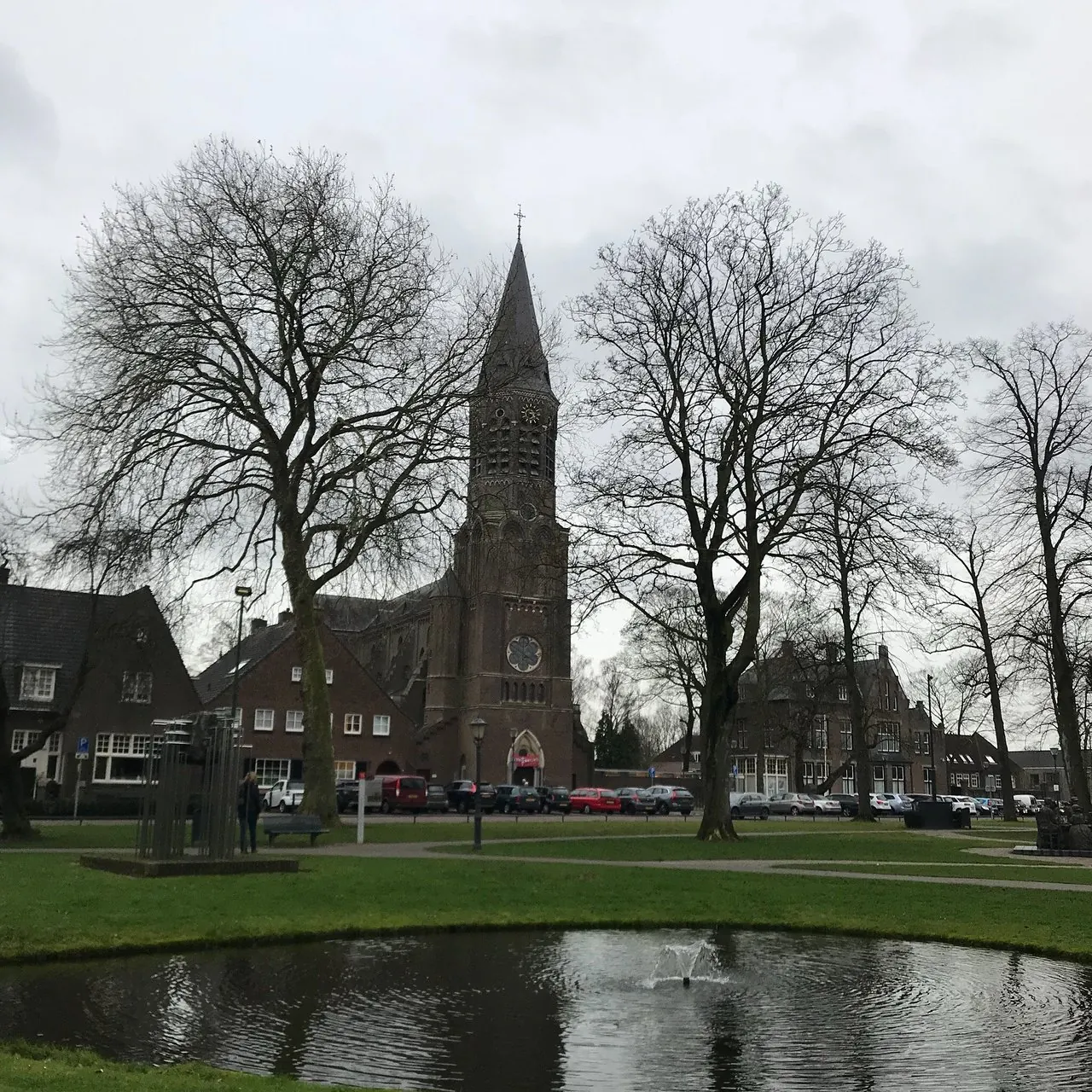 Kerk aan het park met vijver in Nuenen