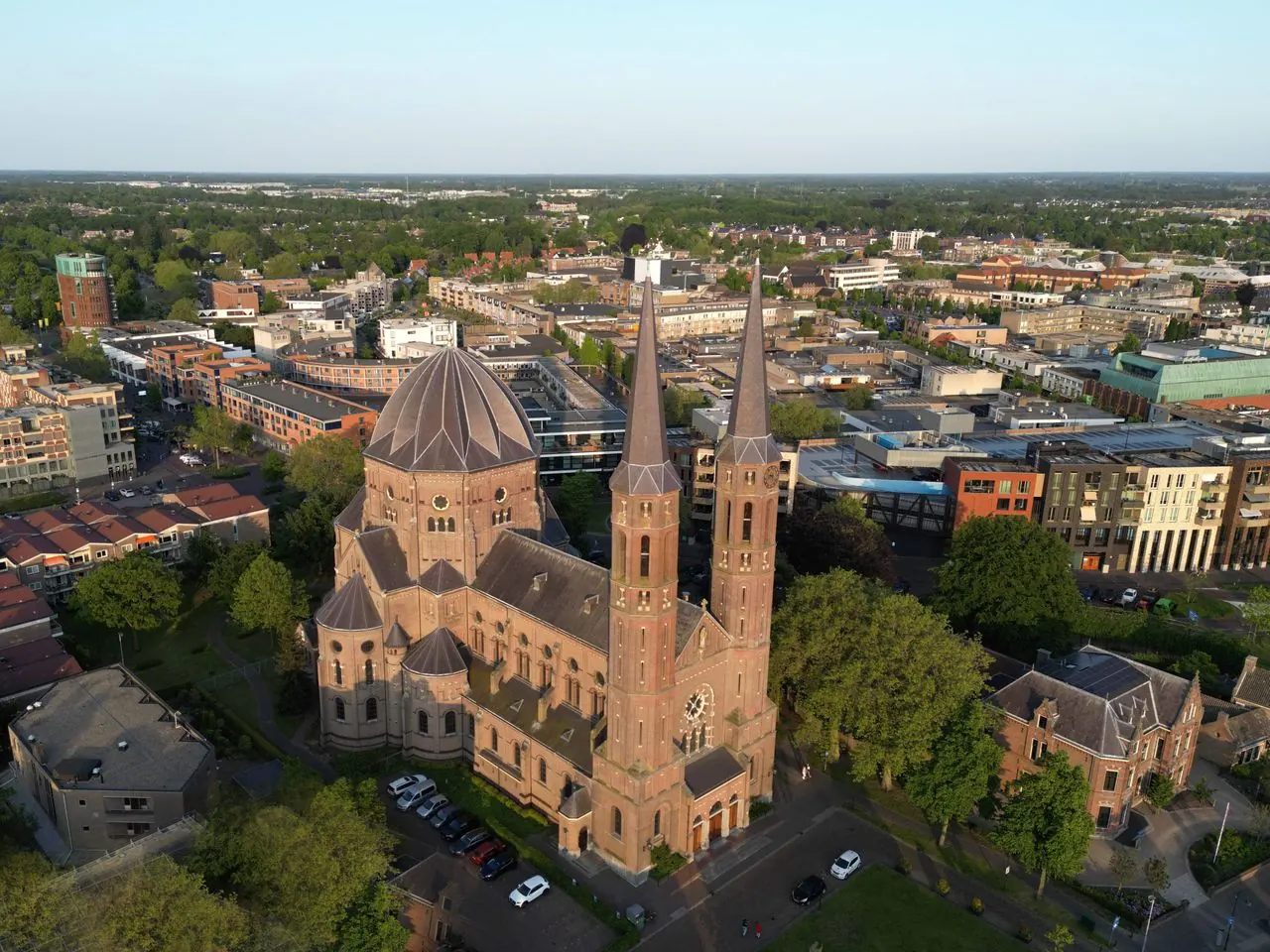 Luchtfoto van de kerk met twee torens in Uden