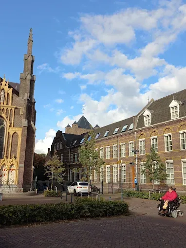 Kerk en historisch pand aan een plein in Veghel