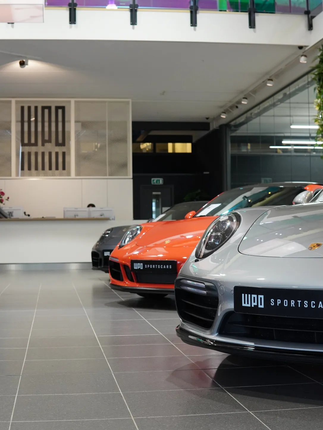 Porsche in de showroom van WPO Sportscars